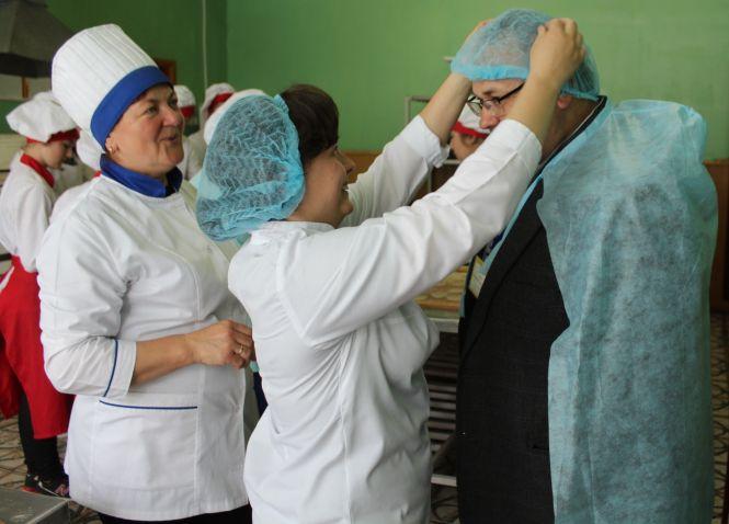 Новини Вінниці - фото з Варенично-пиріжковий батальйон: 33 тисячі штук вареників для бійців приготували у першому училищі Варенично-пиріжковий батальйон: 33 тисячі штук вареників для бійців приготували у першому училищі, фото №1 на сайті 20minut.ua