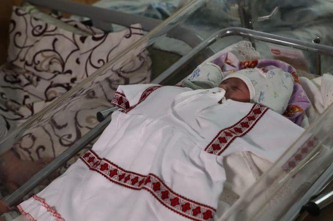 Новини Вінниці - фото з Немовлята у вишиванках: новонароджених вінничан привітали зі святом Немовлята у вишиванках: новонароджених вінничан привітали зі святом, фото №4 на сайті 20minut.ua