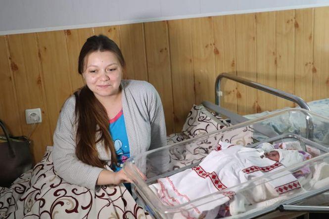 Новини Вінниці - фото з Немовлята у вишиванках: новонароджених вінничан привітали зі святом Немовлята у вишиванках: новонароджених вінничан привітали зі святом, фото №2 на сайті 20minut.ua