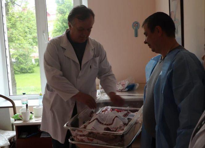 Новини Вінниці - фото з Немовлята у вишиванках: новонароджених вінничан привітали зі святом Немовлята у вишиванках: новонароджених вінничан привітали зі святом, фото №3 на сайті 20minut.ua