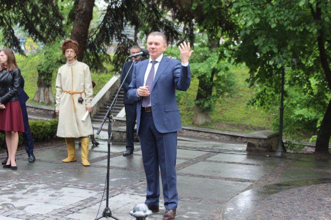 «Посилання вінничанам  2040 року». Під час відкриття пам'ятника Магдебурзькому праву заклали капсулу часу, фото №1 на сайті 20minut.ua
