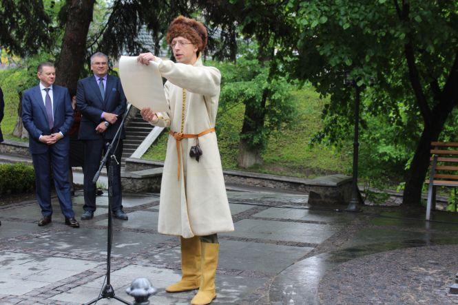 «Посилання вінничанам  2040 року». Під час відкриття пам'ятника Магдебурзькому праву заклали капсулу часу, фото №2 на сайті 20minut.ua