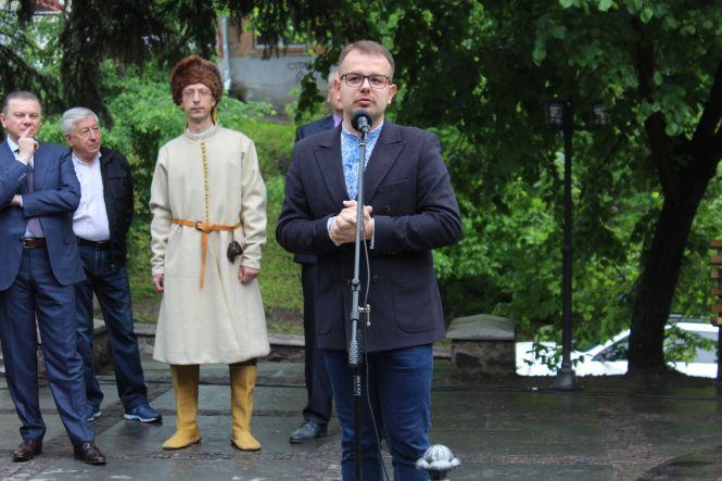 «Посилання вінничанам  2040 року». Під час відкриття пам'ятника Магдебурзькому праву заклали капсулу часу, фото №3 на сайті 20minut.ua