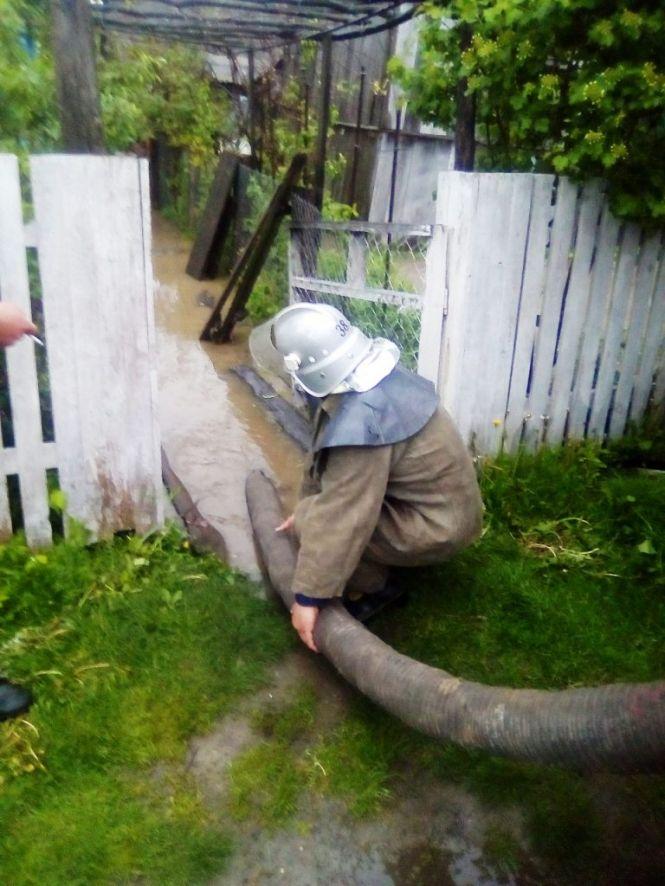 Новини Житомира - фото з Рятувальники ліквідовують наслідки буревію в Новоград-Волинському та Ємільчинському районах області Рятувальники ліквідовують наслідки буревію в Новоград-Волинському та Ємільчинському районах області, фото №3 на сайті 20minut.ua