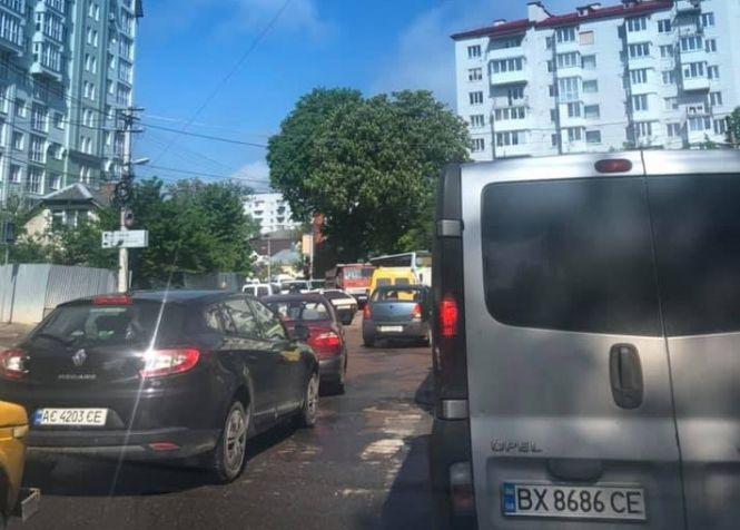 Новини Тернополя - фото з На Малишка величезні затори. КАМАЗи і ВАЗ перегородили дорогу