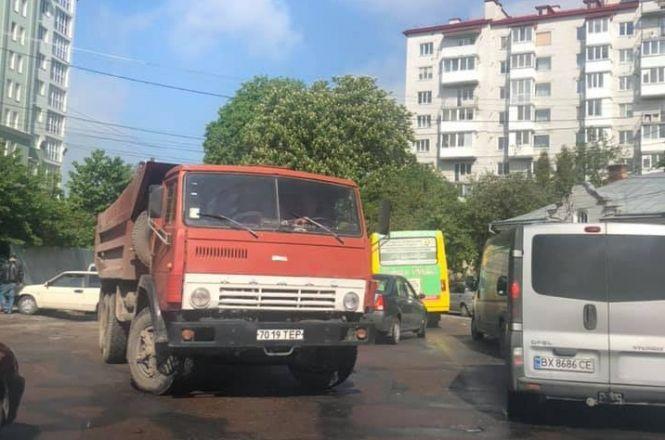 Новини Тернополя - фото з На Малишка величезні затори. КАМАЗи і ВАЗ перегородили дорогу
