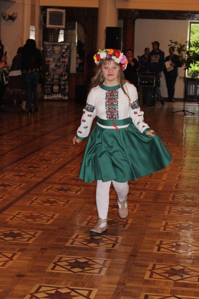 Новини Тернополя - фото з Особливий показ мод від нечуючих і сонячних моделей Особливий показ мод від нечуючих і сонячних моделей, фото №8 на сайті 20minut.ua