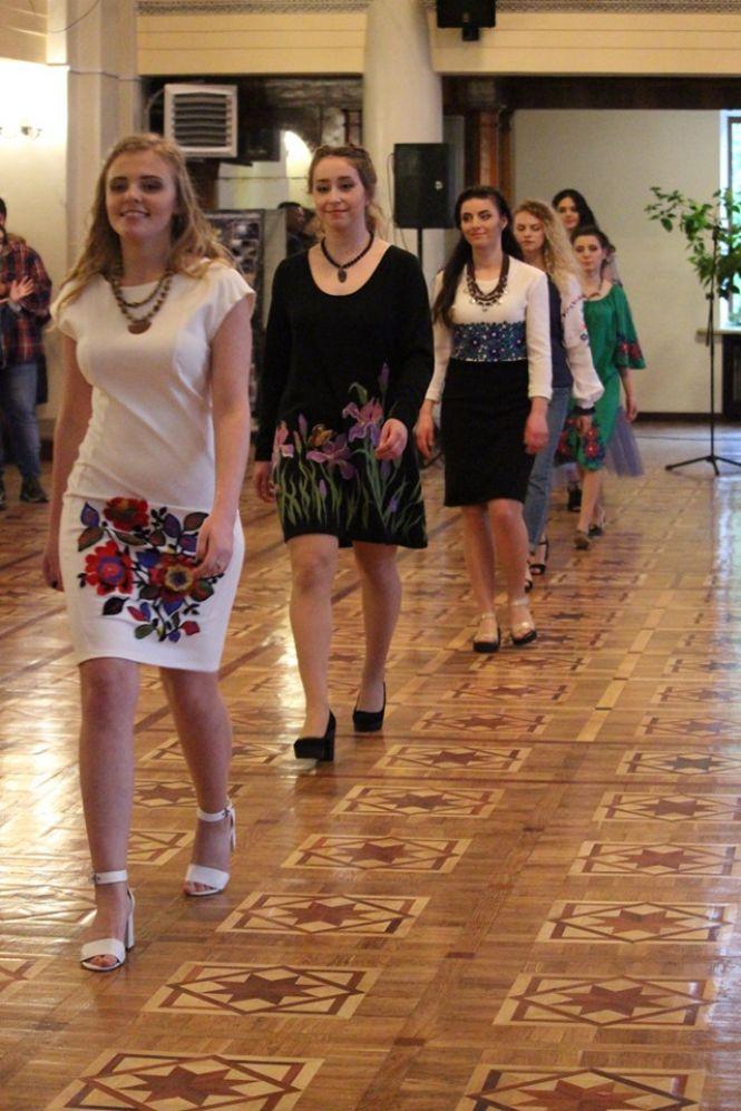 Новини Тернополя - фото з Особливий показ мод від нечуючих і сонячних моделей Особливий показ мод від нечуючих і сонячних моделей, фото №13 на сайті 20minut.ua