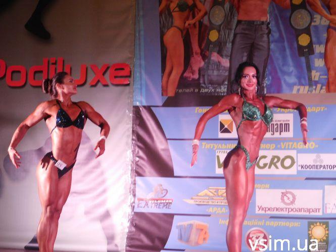 Мінімум одягу, максимум засмаги: як бодібілдери в бікіні дефілювали у Хмельницькому (ФОТО, ВІДЕО), фото №1 на сайті vsim.ua