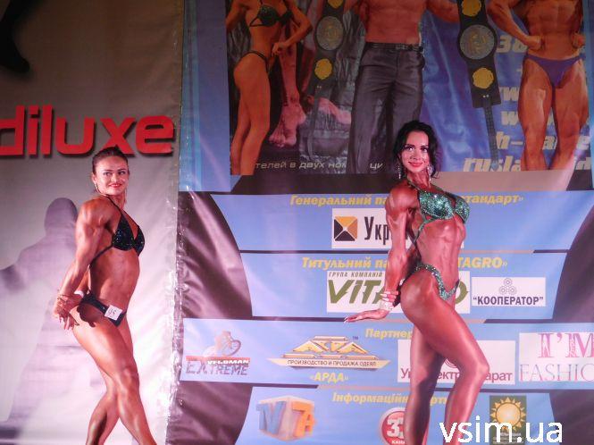 Мінімум одягу, максимум засмаги: як бодібілдери в бікіні дефілювали у Хмельницькому (ФОТО, ВІДЕО), фото №2 на сайті vsim.ua