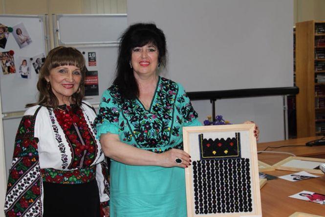 У бібліотеці – виставка відшитих фрагментів борщівських автентичних сорочок, фото №3 на сайті 20minut.ua