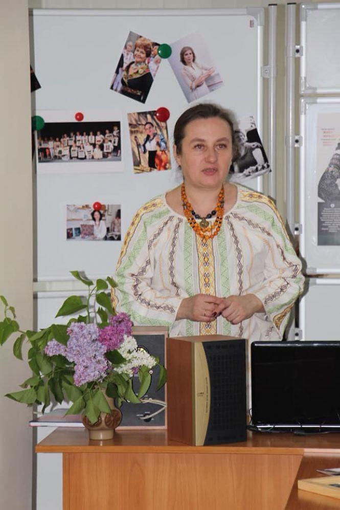 У бібліотеці – виставка відшитих фрагментів борщівських автентичних сорочок, фото №2 на сайті 20minut.ua