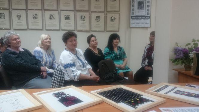 У бібліотеці – виставка відшитих фрагментів борщівських автентичних сорочок, фото №8 на сайті 20minut.ua