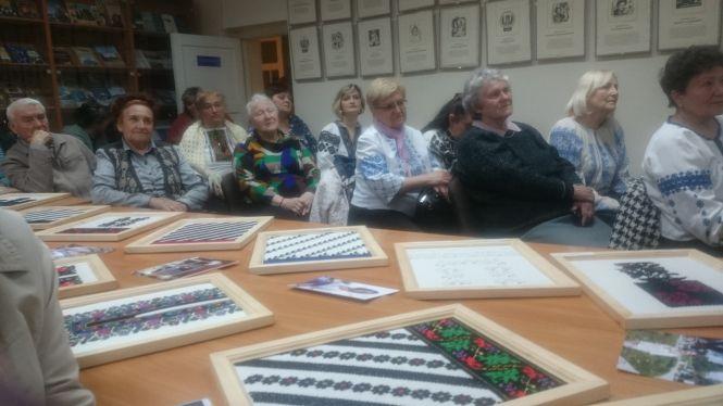 У бібліотеці – виставка відшитих фрагментів борщівських автентичних сорочок, фото №5 на сайті 20minut.ua