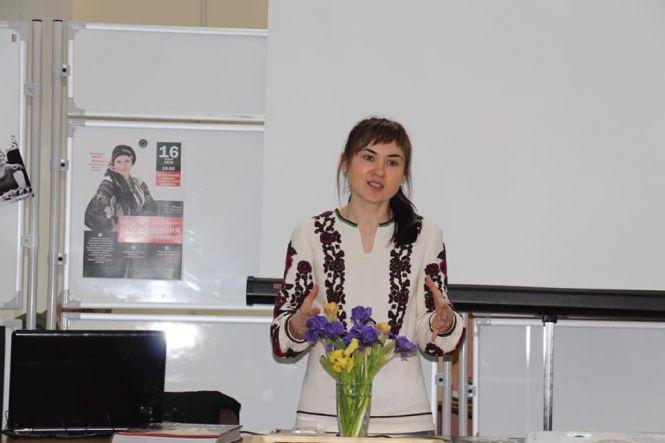 У бібліотеці – виставка відшитих фрагментів борщівських автентичних сорочок, фото №1 на сайті 20minut.ua