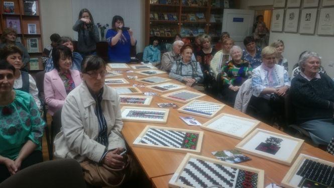 У бібліотеці – виставка відшитих фрагментів борщівських автентичних сорочок, фото №6 на сайті 20minut.ua