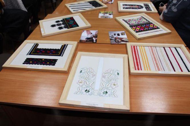 У бібліотеці – виставка відшитих фрагментів борщівських автентичних сорочок, фото №7 на сайті 20minut.ua