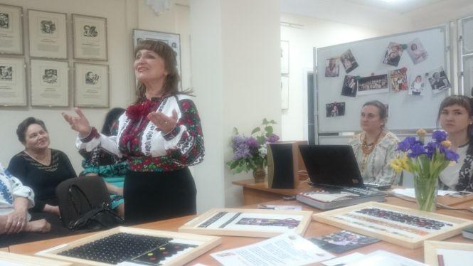 У бібліотеці – виставка відшитих фрагментів борщівських автентичних сорочок, фото №4 на сайті 20minut.ua