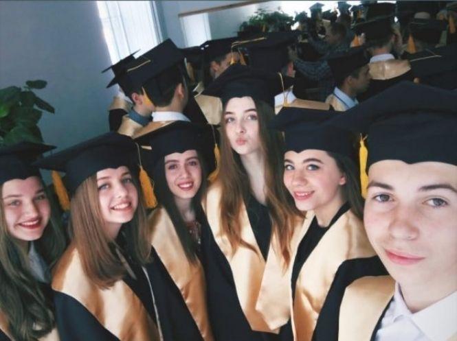 Свято: пролунав останній дзвоник для учнів ІІІ курсів ліцею-школи, фото №3 на сайті 20minut.ua