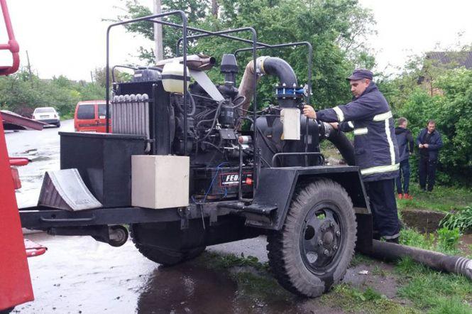 Повалені дерева, затоплені двори та 70 населених пунктів без світла: наслідки негоди на Хмельниччині, фото №5 на сайті vsim.ua