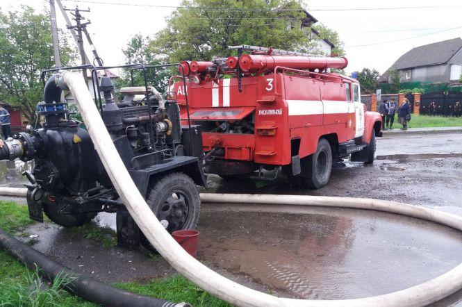 Повалені дерева, затоплені двори та 70 населених пунктів без світла: наслідки негоди на Хмельниччині, фото №3 на сайті vsim.ua