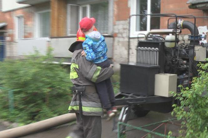 Повалені дерева, затоплені двори та 70 населених пунктів без світла: наслідки негоди на Хмельниччині, фото №9 на сайті vsim.ua