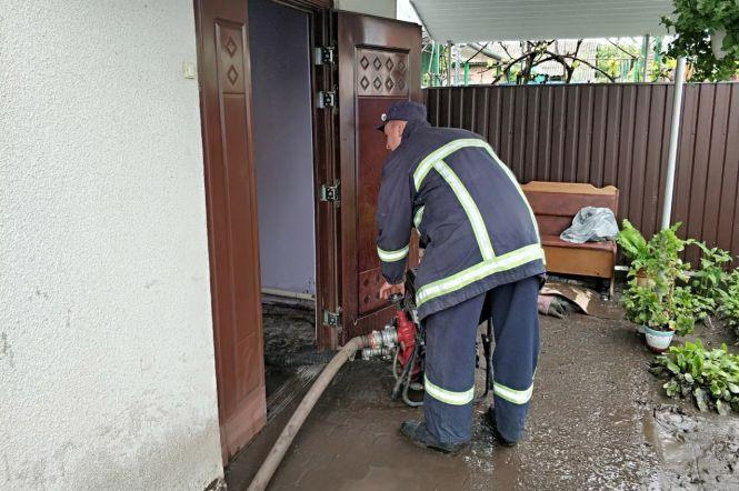 Повалені дерева, затоплені двори та 70 населених пунктів без світла: наслідки негоди на Хмельниччині, фото №8 на сайті vsim.ua