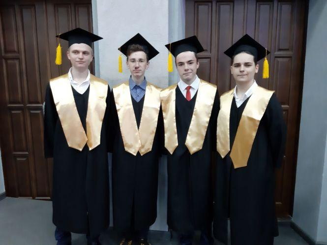 Свято: пролунав останній дзвоник для учнів ІІІ курсів ліцею-школи, фото №5 на сайті 20minut.ua