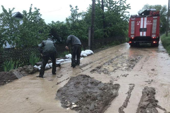 Повалені дерева, затоплені двори та 70 населених пунктів без світла: наслідки негоди на Хмельниччині, фото №2 на сайті vsim.ua