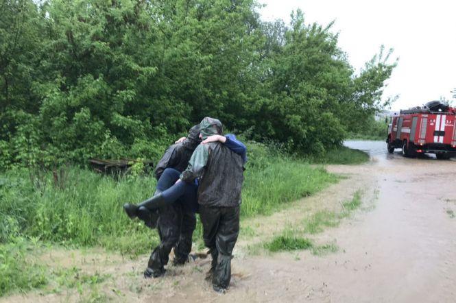 Повалені дерева, затоплені двори та 70 населених пунктів без світла: наслідки негоди на Хмельниччині, фото №4 на сайті vsim.ua