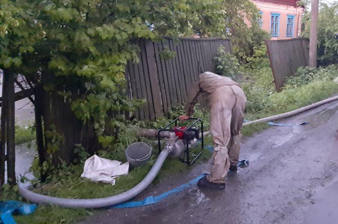 Повалені дерева, затоплені двори та 70 населених пунктів без світла: наслідки негоди на Хмельниччині, фото №1 на сайті vsim.ua