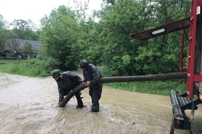 Повалені дерева, затоплені двори та 70 населених пунктів без світла: наслідки негоди на Хмельниччині, фото №7 на сайті vsim.ua