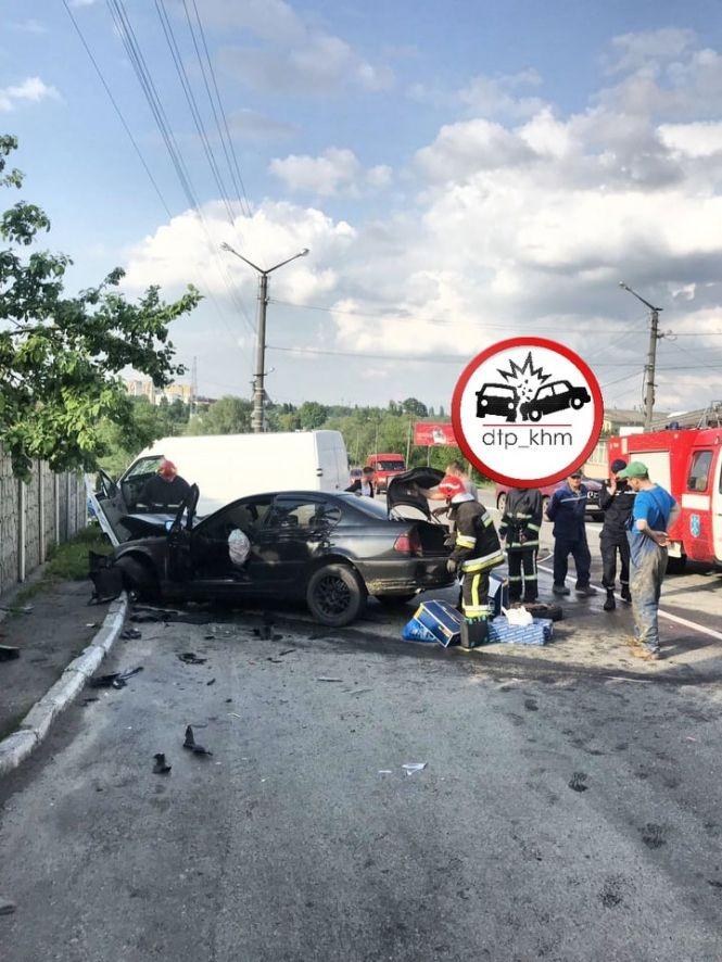 Новини Хмельницького - фото з У Хмельницькому BMW протаранило бус: постраждало двоє людей (ФОТО) У Хмельницькому BMW протаранило бус: постраждало двоє людей (ФОТО), фото №3 на сайті vsim.ua