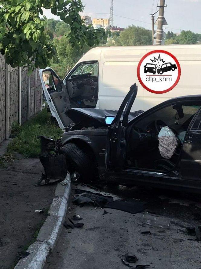 Новини Хмельницького - фото з У Хмельницькому BMW протаранило бус: постраждало двоє людей (ФОТО) У Хмельницькому BMW протаранило бус: постраждало двоє людей (ФОТО), фото №1 на сайті vsim.ua