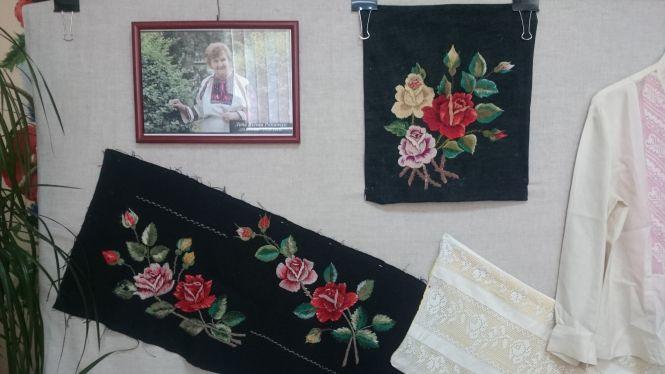 Новини Тернополя - фото з Показують табірні вишивки легендарної зв’язкової УПА Лідії Романчук