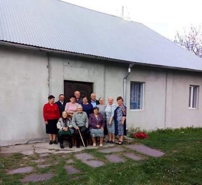 Новини Тернополя - фото з “Неможливо було стримати сліз”: випускники повернулись у школу через 50 років “Неможливо було стримати сліз”: випускники повернулись у школу через 50 років, фото №1 на сайті 20minut.ua