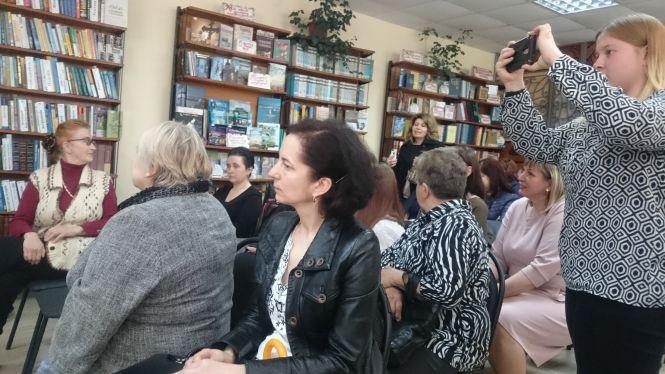 Новини Тернополя - фото з Показують табірні вишивки легендарної зв’язкової УПА Лідії Романчук