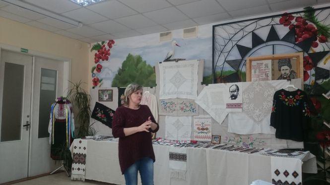 Новини Тернополя - фото з Показують табірні вишивки легендарної зв’язкової УПА Лідії Романчук