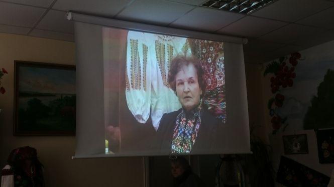 Новини Тернополя - фото з Показують табірні вишивки легендарної зв’язкової УПА Лідії Романчук