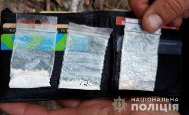 Новини Вінниці - фото з Двадцятирічний вінничанин носив у рюкзаку наркотики. Виявили понад 10 торбинок Двадцятирічний вінничанин носив у рюкзаку наркотики. Виявили понад 10 торбинок, фото №1 на сайті 20minut.ua