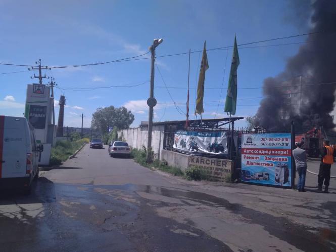 Біля газової заправки у Хмельницькому горить склад (ФОТО і ВІДЕО), фото №4 на сайті vsim.ua