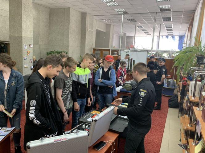 Як хмельницька поліція заманювала в свої лави (ФОТО), фото №1 на сайті vsim.ua