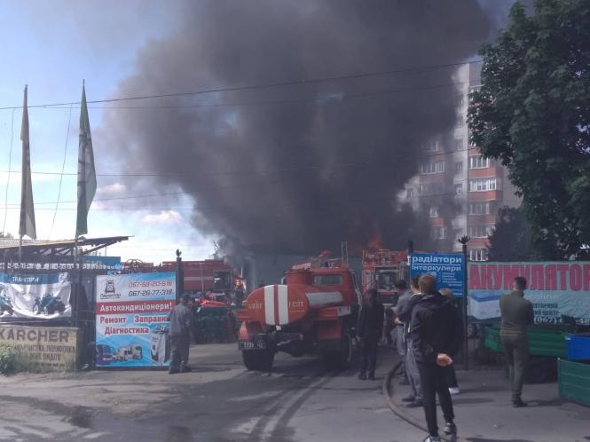 Біля газової заправки у Хмельницькому горить склад (ФОТО і ВІДЕО), фото №6 на сайті vsim.ua