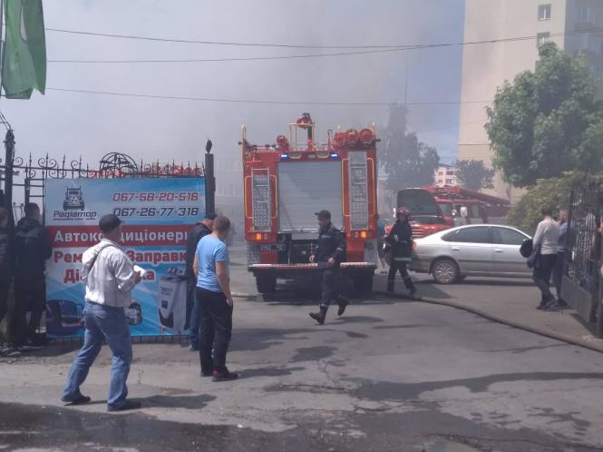 Біля газової заправки у Хмельницькому горить склад (ФОТО і ВІДЕО), фото №9 на сайті vsim.ua