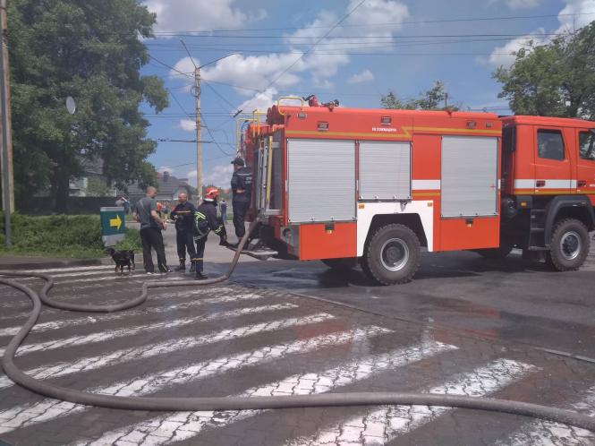 Біля газової заправки у Хмельницькому горить склад (ФОТО і ВІДЕО), фото №3 на сайті vsim.ua