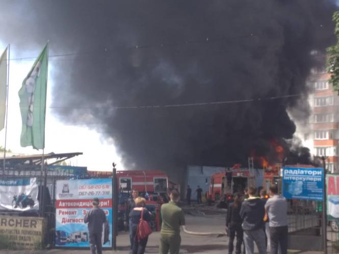 Біля газової заправки у Хмельницькому горить склад (ФОТО і ВІДЕО), фото №7 на сайті vsim.ua