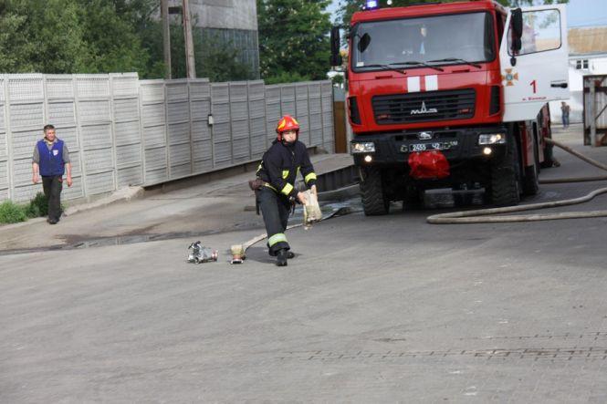 У Стрижавці горіло підприємство з виробництва олії, фото №6 на сайті 20minut.ua