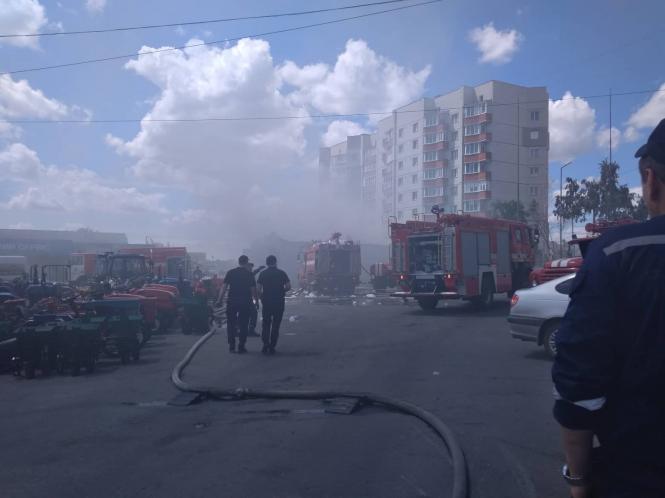 Біля газової заправки у Хмельницькому горить склад (ФОТО і ВІДЕО), фото №2 на сайті vsim.ua