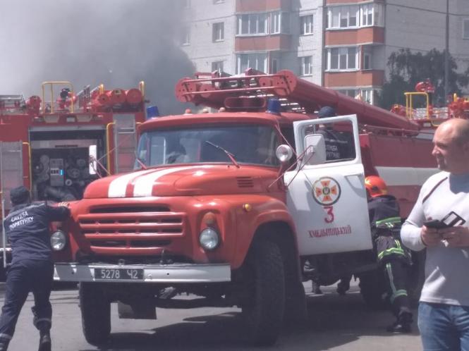 Біля газової заправки у Хмельницькому горить склад (ФОТО і ВІДЕО), фото №8 на сайті vsim.ua