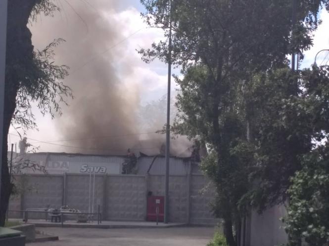 Біля газової заправки у Хмельницькому горить склад (ФОТО і ВІДЕО), фото №11 на сайті vsim.ua